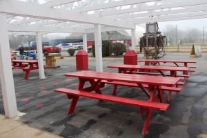 Outdoor eating area at Klackle Orchards